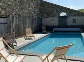 Chambre studio au Bord de la Piscine chauffée et privée pour vous le soir !