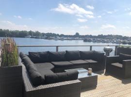 Luxe watervilla met eigen aanlegsteiger geschikt voor maximaal 6 personen in recreatiegebied de Gouden Ham in Maasbommel, hotel in Maasbommel