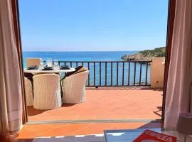 Stunning Beachfront Apartment - Wi-Fi, Beach Access & Parking