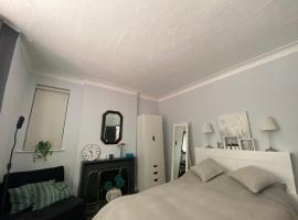 Spacious Double Studio-style room, hotel v mestu Orpington