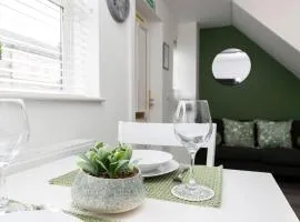 Amazing house with central location TV downstairs and in bedroom super fast WiFi and crisp white hotel linen hosted by Our Home Short Stays