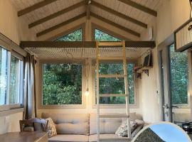Jolie Tiny House sous les Grands Arbres, hotell i Cholet