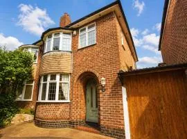 Huge 4 Bed Family Home in Derbyshire with Parking