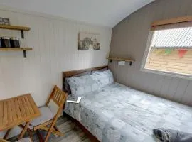 House Sleeps 2 with Garden