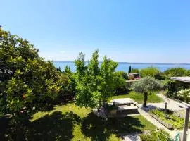 Apartments with sea view, terrace and free parking