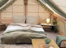 Romantisches Glamping Zelt auf Rügen - Übernachten mitten im Kiefernwald - nur 100m bis zum Strand - Ideal für Paare und kleine Familien - Zelt Nr 2, hotell sihtkohas Dranske
