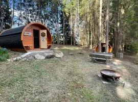 Netradiční ubytování ve dvou dřevěných sudech pro až 8 osob