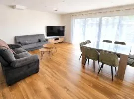 Rez-de-chaussée complet dans une maison contemporaine