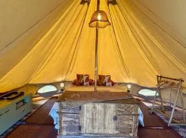Luxe tent met goed bed, prive sanitair en laadpaal