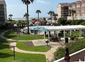 Ocean & Pool View - Hot Tubs - 2 Pools - Gym - Tennis ct - on seawall - Shoreline Stays 5108