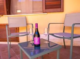 DURING HOME - Beach Apartment with Patio & Free Parking