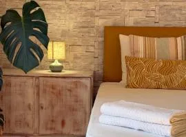 Habitación cornisa , baños y cocina compartida