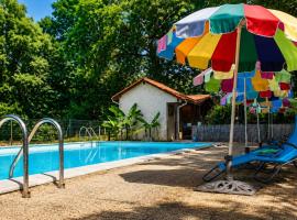 Les Chalets du Gélat، فندق في Noaillan