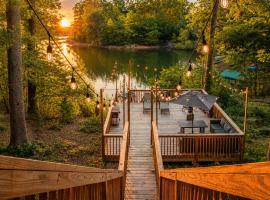 Douglas Lake Cabin with Hot Tub, Golf & Marina Views, hotel v destinaci Dandridge