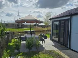 EuroParcs De IJssel Eilanden Chalet Liama mit Steg & Zaun IJE553