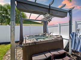 Ambers Jensen Beachhouse with Hot Tub، فندق في جنسن بيتش