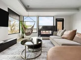 Skyline Retreat- 5BR-3 5BA with 2 Car Parking and Rooftop