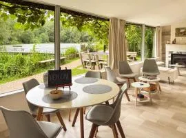 Charming chalet with Pond in Kortessem