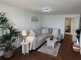 Luxury Seafront Apartment - Private Onsite Parking