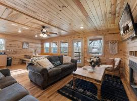 Cozy Jasper Cabin with Hot Tub & Fire Pit, ξενοδοχείο σε Jasper