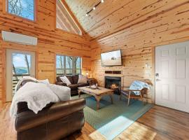 Jasper Cabin with Hot Tub, Fire Pit & Mountain Views, ξενοδοχείο σε Jasper