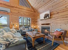 Jasper Cabin with Hot Tub, Fire Pit & Mtn Views, ξενοδοχείο σε Jasper