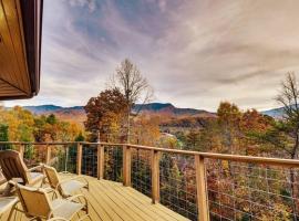Gatlinburg Cabin Sleeps 8 Hot Tub Fire Pit & Smoky Mountain Views، فندق في غاتلينبرغ