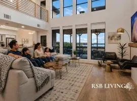 Lakefront Luxe 6BR 4,5BA Holiday Home with Pool & Hot Tub
