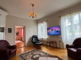 Anders-Pers, The apartment downstairs