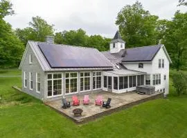 Secluded Estate! Hot Tub, Walking Path To Downtown