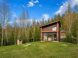 Peaceful Lake Chalet with Kayaks & BBQ & Fire Pit - Holiday Home