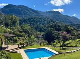 Refúgio na Serra com Piscina e Vista das Montanhas