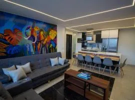 Amazing Penthouse 802, Jacuzzi, 15 min to Provenza