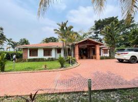 Casa en condominio campestre de Guamal con vista al Rio Camelias, hotel em Guamal