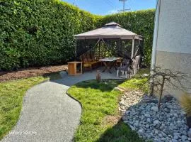 Bright Garden View Room Close to All Amenities