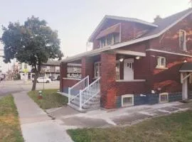 House in Niagara falls, Close to Clifton Hill, Casino and Horseshoe falls and with kitchen for 6 Guest