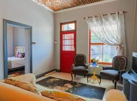 Bietjie Sjiek Charming Kleinmond Coastal Escape