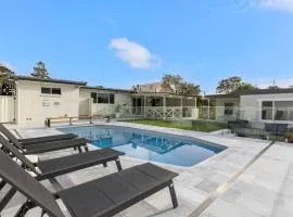 Samphire House - Fireplace with Heated Swimming Pool