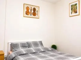 Quiet Double Room with TV, Workspace & Fast Wi-Fi
