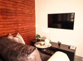 Elite Garden Cabin, Cozy Hideaway in Welkom with Fast WiFi, Free Parking