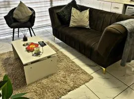 Elite Luxury Garden Escape, Executive Cottage in Welkom with Wi-Fi & Parking