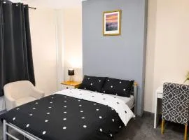 Elegant Double Room with TV, Work Desk & Fast Wi-Fi
