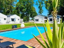Lumi Resort Domki letniskowe z podgrzewanym basenem, khách sạn ở Rewal