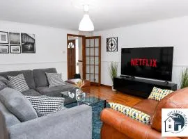 Contractor-Ready 7BR Home - Central Reading Location, Team & Family Friendly, WIFI & Parking