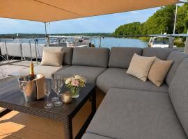 Hausboot mit Sauna - TraumZeitBoot Heidi - exklusiver Festlieger in perfekter Lage am Scharmützelsee Bad Saarow، فندق في باد سارو