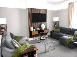 Modern Apartment, Sleeps 6, Free Parking, Fast WFI