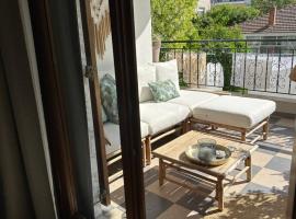 Nice, spacious and bright apartment in Thermi, Thessaloniki., hotel v destinácii Thérmi