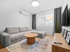 Old Town Modern Design Stay - AC & WI-FI
