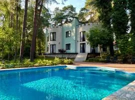 Villa with outdoor pool Warsaw
