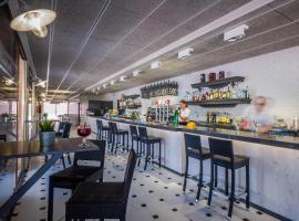 Camping Estival Vendrell Platja, хотел в Комаруга